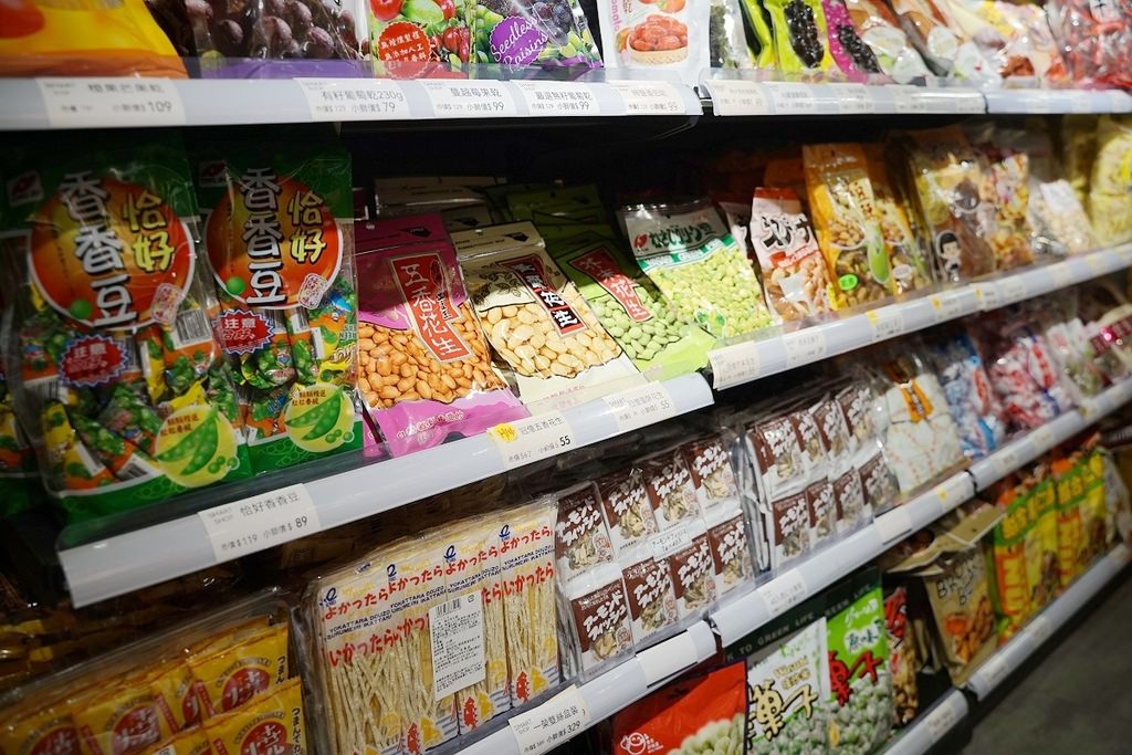【台中零食專賣店】不用出國也能買到日韓零食 人氣團購進口零食通通有 獅賣特進口零食專賣outlet青海店