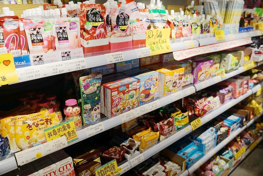【台中零食專賣店】不用出國也能買到日韓零食 人氣團購進口零食通通有 獅賣特進口零食專賣outlet青海店
