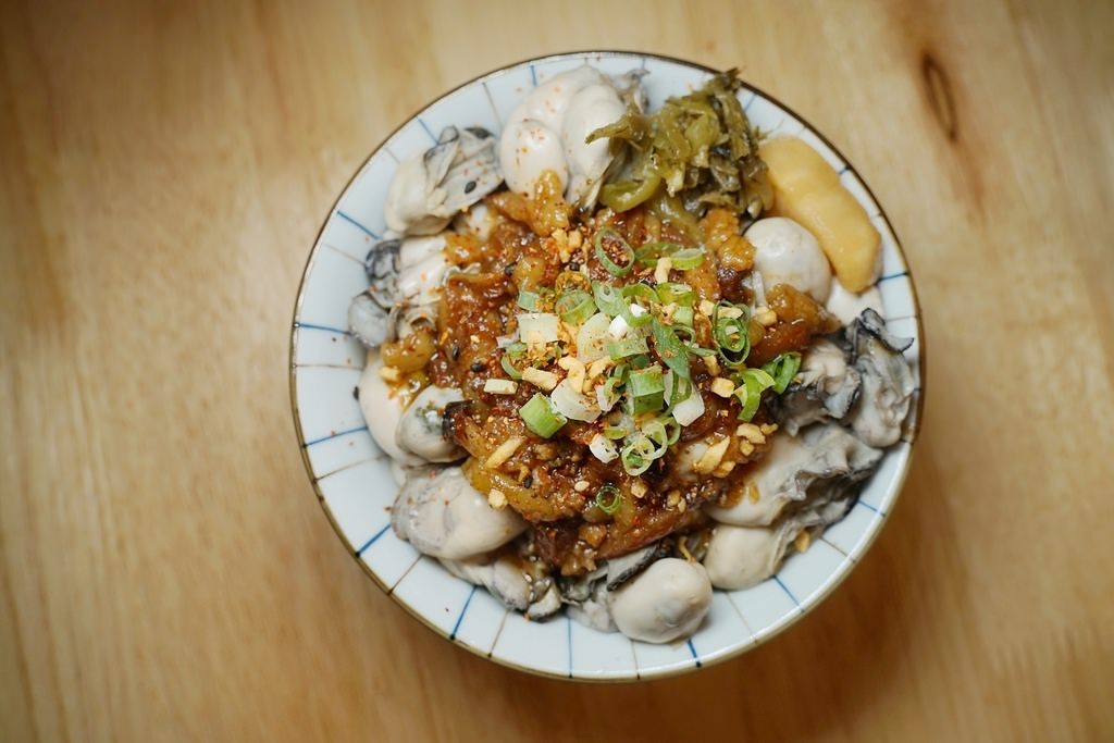 【基隆仁愛市場蓋飯推薦】超人氣浮誇系美食 美味男子漢蚵仔蓋飯 A6263吳姳麵館