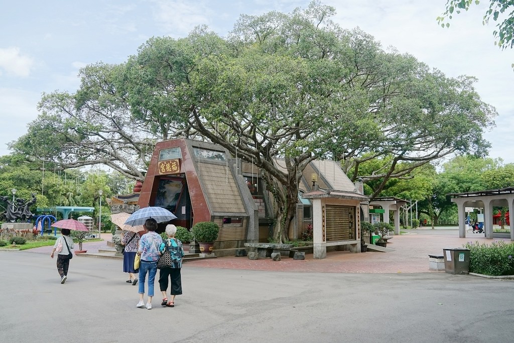 【中壢親子公園推薦】30年歷史忠福公園大變身 土丘滑梯/旋轉陀螺 中壢藝術園區