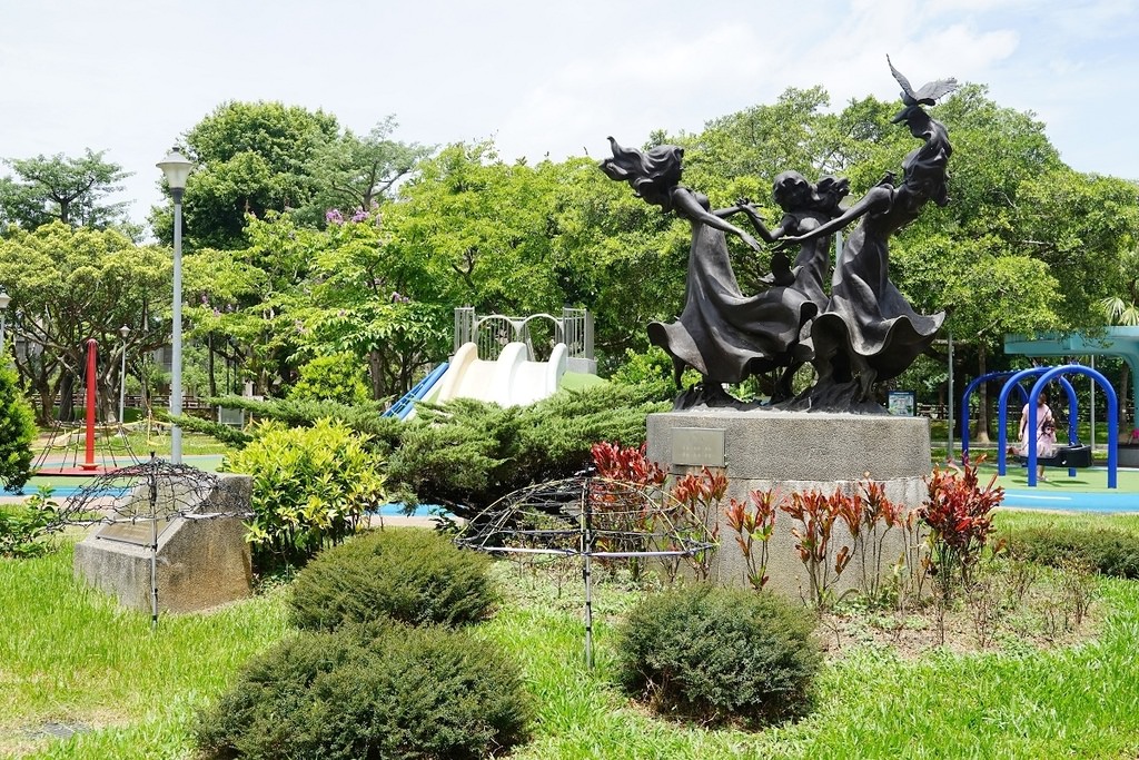 【中壢親子公園推薦】30年歷史忠福公園大變身 土丘滑梯/旋轉陀螺 中壢藝術園區