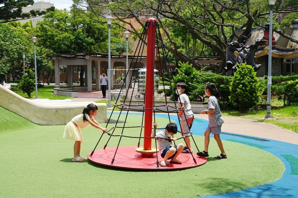 【中壢親子公園推薦】30年歷史忠福公園大變身 土丘滑梯/旋轉陀螺 中壢藝術園區