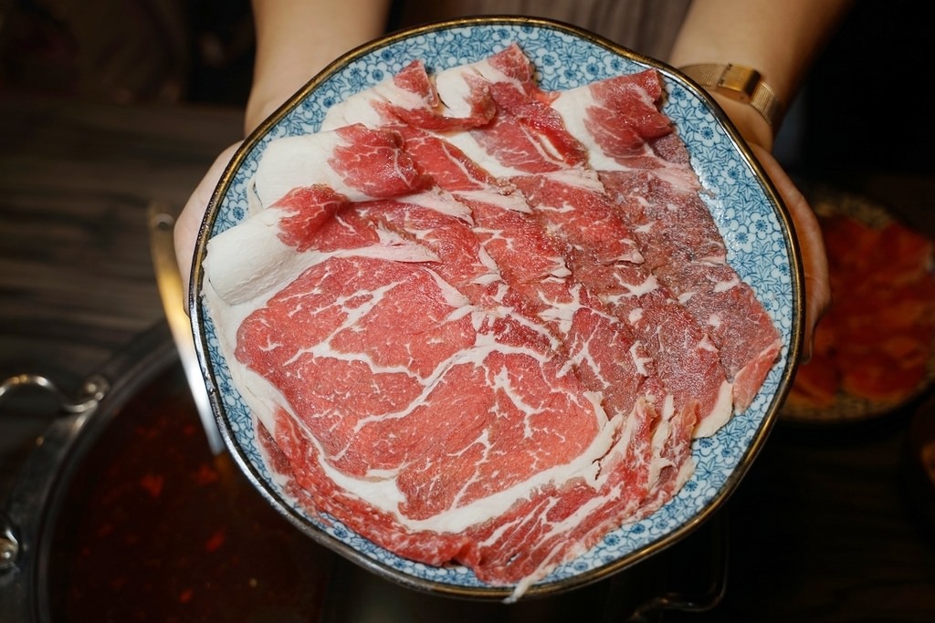 【金門模範街美食推薦】豪華雙人頂級海陸套餐麻辣鴛鴦鍋 美味海鮮肉品燒烤 六合極品海鮮鍋物專門店