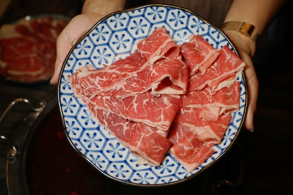 【金門模範街美食推薦】豪華雙人頂級海陸套餐麻辣鴛鴦鍋 美味海鮮肉品燒烤 六合極品海鮮鍋物專門店