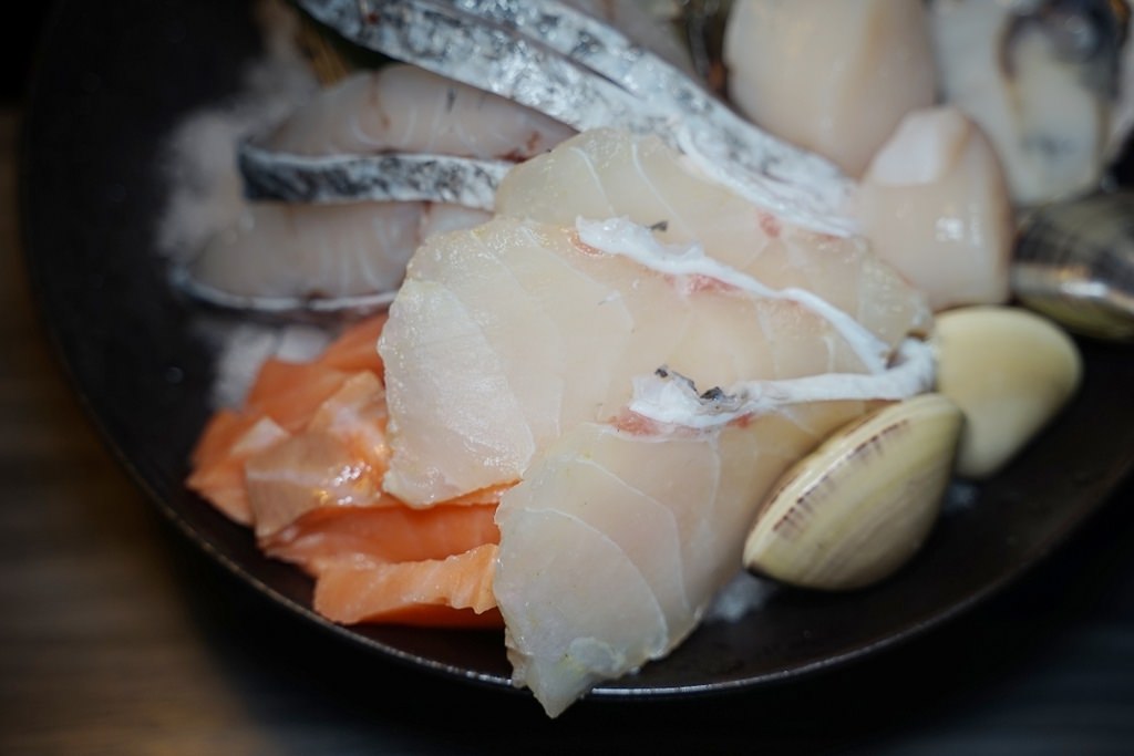 【金門模範街美食推薦】豪華雙人頂級海陸套餐麻辣鴛鴦鍋 美味海鮮肉品燒烤 六合極品海鮮鍋物專門店