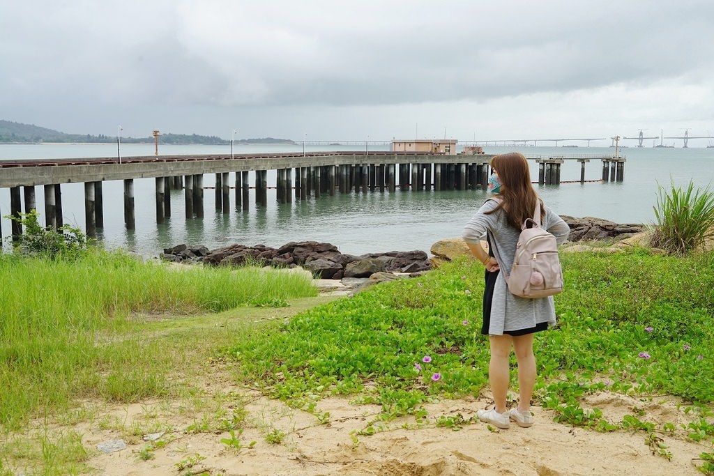 【金門網美打卡景點推薦】退潮限定景點 筆直輸油圓柱棧橋 塔山電廠輸油棧橋碼頭