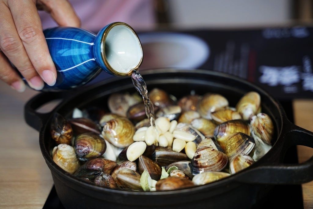 【金門金城火鍋推薦】獨特博多肉肉圈鍋 湯頭鮮甜美酒蛤蜊鍋 小旬湯樂農鑄鐵鍋金門店