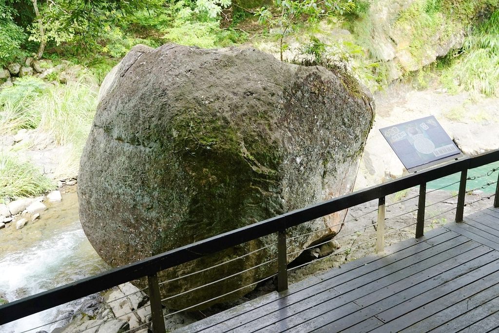 【桃園玩水好去處】唯一合法溪流戲水區正式開放 一票玩到底還有天空步道/風動石/天空繩橋/龍鳳瀑布 小烏來風景特定區宇內溪戲水區