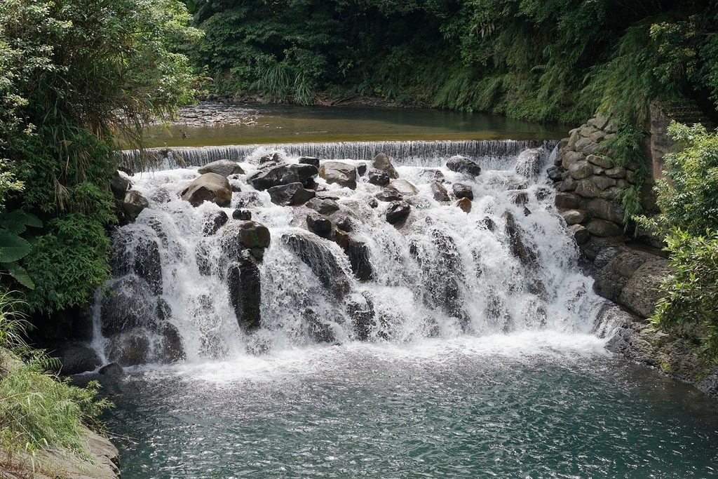【桃園玩水好去處】唯一合法溪流戲水區正式開放 一票玩到底還有天空步道/風動石/天空繩橋/龍鳳瀑布 小烏來風景特定區宇內溪戲水區