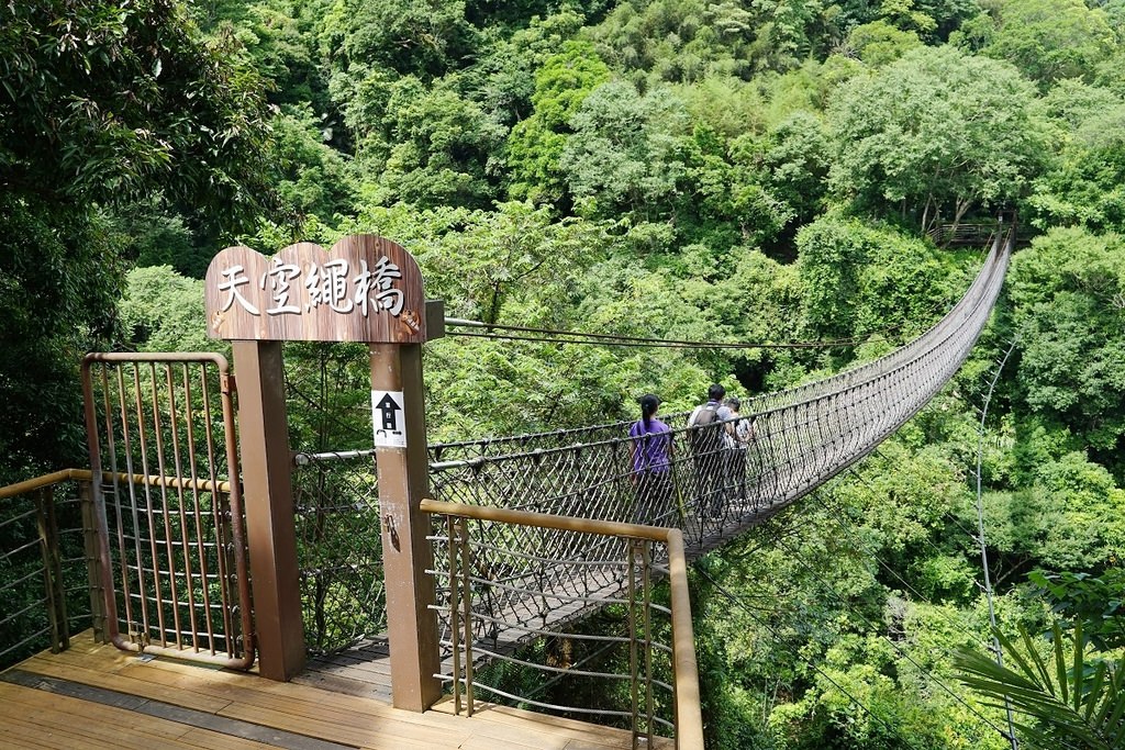 【桃園玩水好去處】唯一合法溪流戲水區正式開放 一票玩到底還有天空步道/風動石/天空繩橋/龍鳳瀑布 小烏來風景特定區宇內溪戲水區