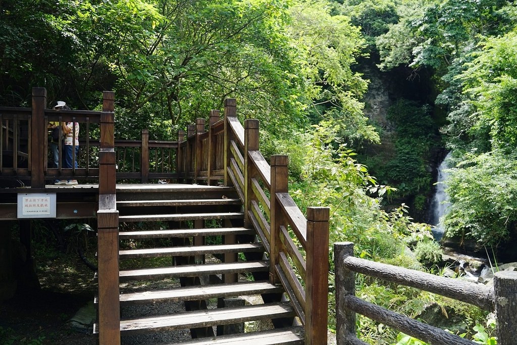 【桃園玩水好去處】唯一合法溪流戲水區正式開放 一票玩到底還有天空步道/風動石/天空繩橋/龍鳳瀑布 小烏來風景特定區宇內溪戲水區