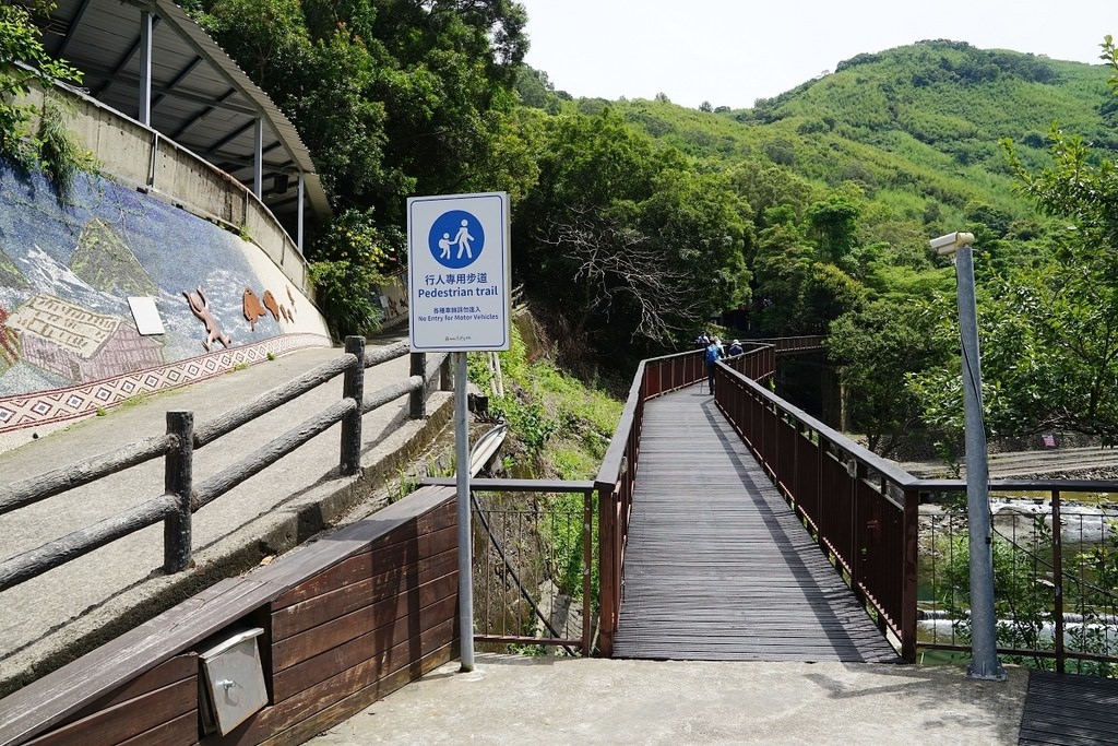 【桃園玩水好去處】唯一合法溪流戲水區正式開放 一票玩到底還有天空步道/風動石/天空繩橋/龍鳳瀑布 小烏來風景特定區宇內溪戲水區