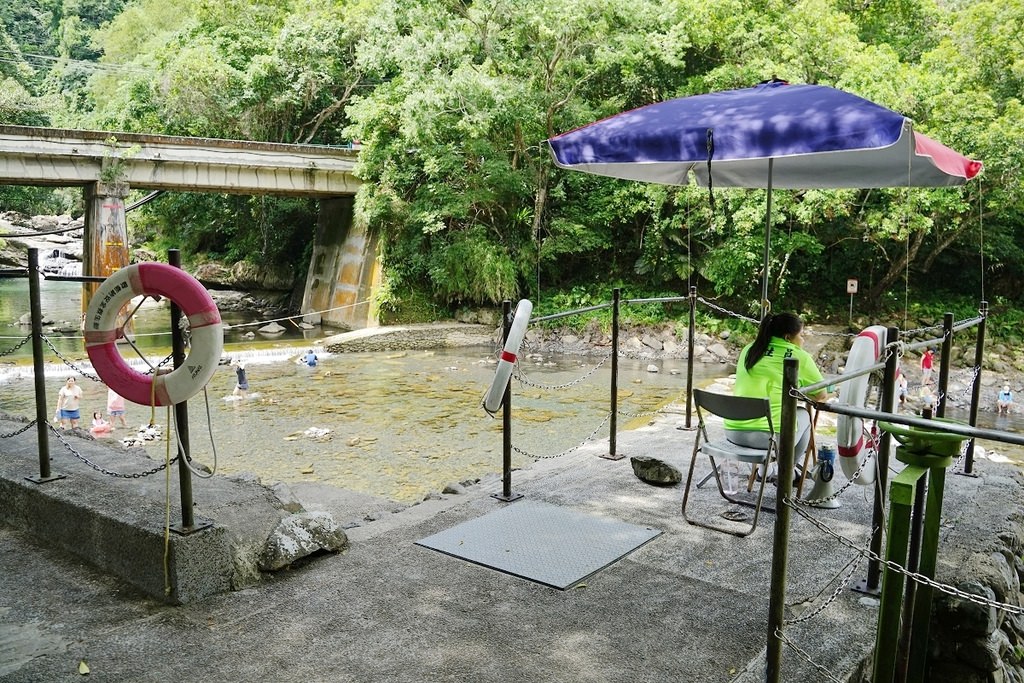 【桃園玩水好去處】唯一合法溪流戲水區正式開放 一票玩到底還有天空步道/風動石/天空繩橋/龍鳳瀑布 小烏來風景特定區宇內溪戲水區