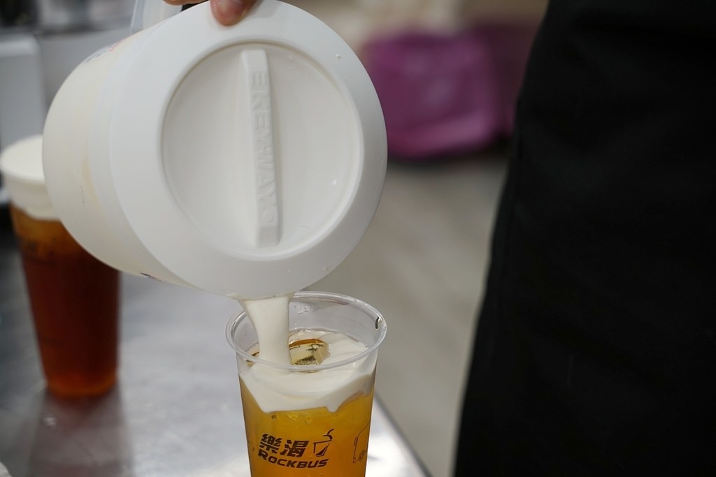【台中勤美手搖飲料店推薦】誠品綠園道最新開幕買一送一 全台第一間高鐵主題手搖飲 樂渴巴士茶飲店台中勤美店