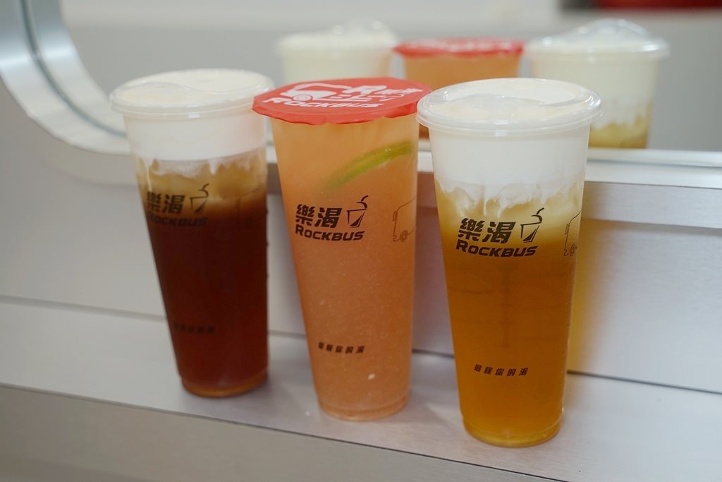 【台中勤美手搖飲料店推薦】誠品綠園道最新開幕買一送一 全台第一間高鐵主題手搖飲 樂渴巴士茶飲店台中勤美店