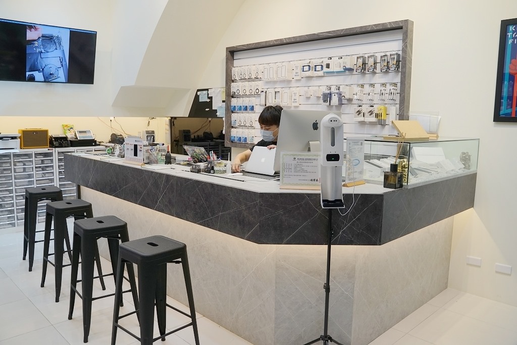 【台中南屯手機維修推薦】 iPhone換電池終身保固 面對面維修快速方便 台中保衛站