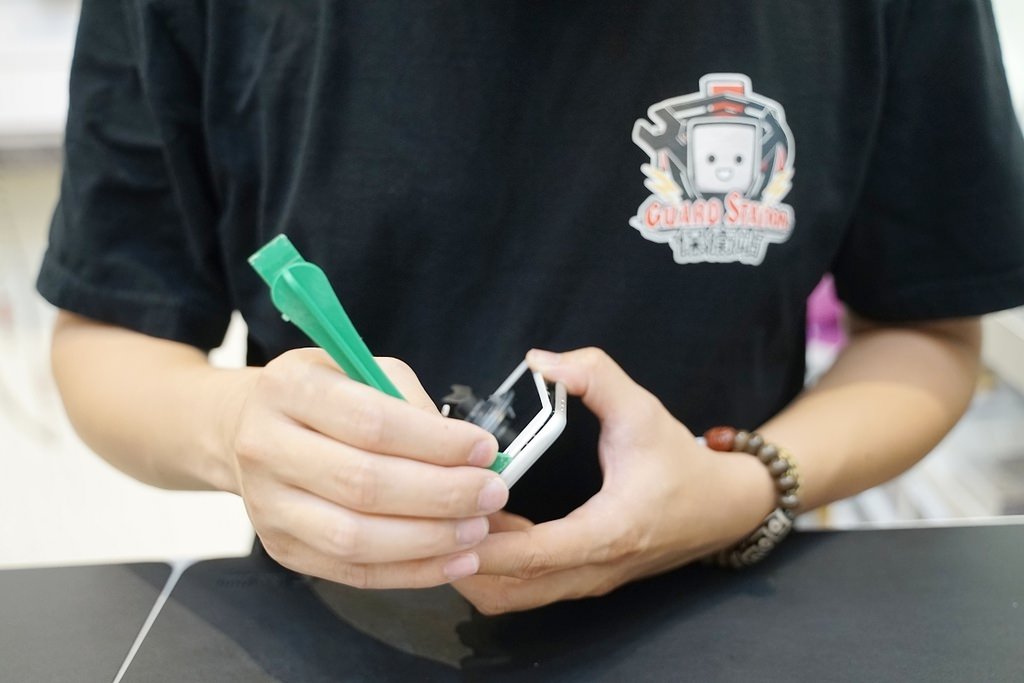 【台中南屯手機維修推薦】 iPhone換電池終身保固 面對面維修快速方便 台中保衛站
