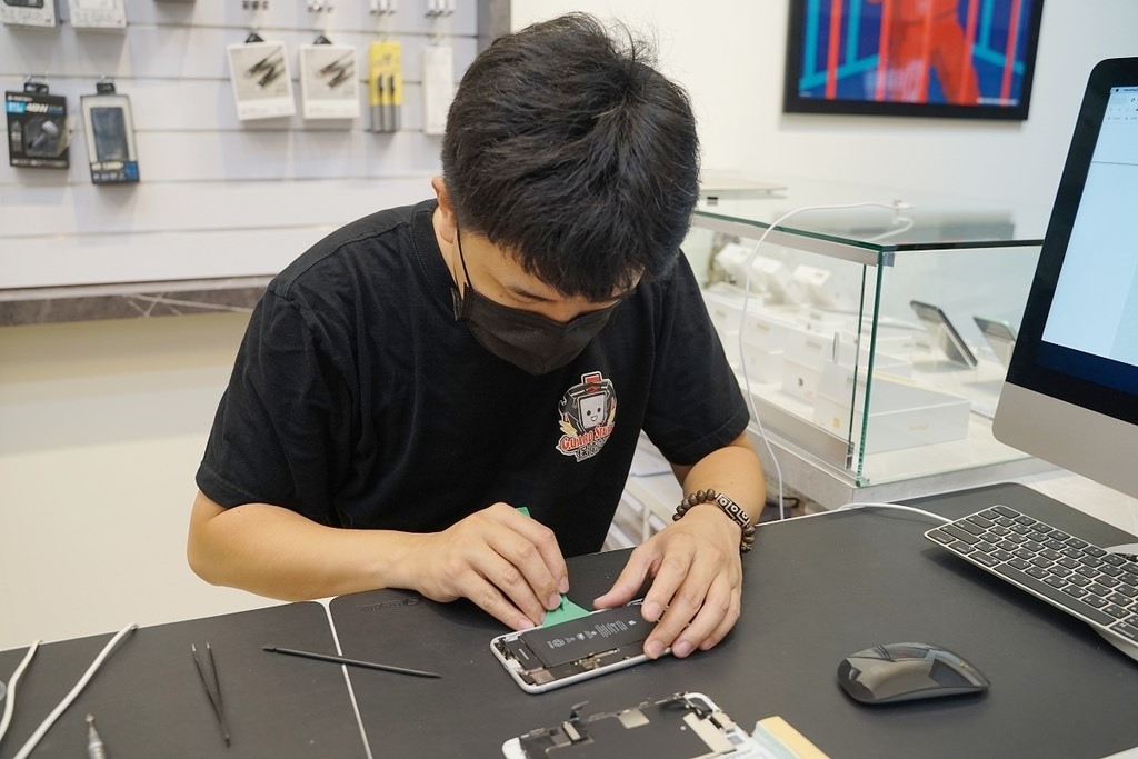【台中南屯手機維修推薦】 iPhone換電池終身保固 面對面維修快速方便 台中保衛站