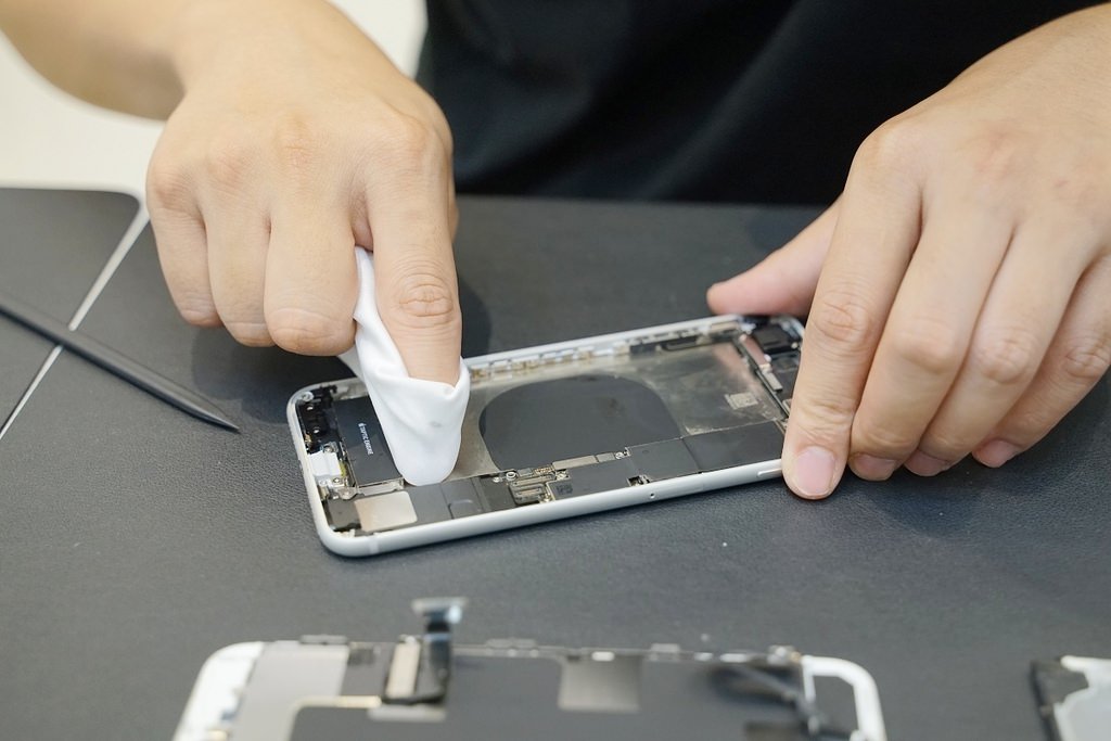 【台中南屯手機維修推薦】 iPhone換電池終身保固 面對面維修快速方便 台中保衛站