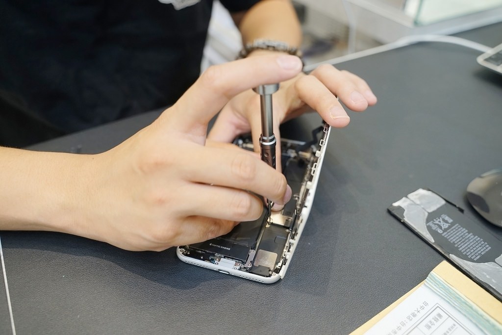 【台中南屯手機維修推薦】 iPhone換電池終身保固 面對面維修快速方便 台中保衛站