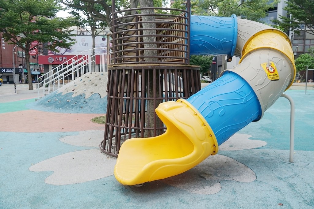 【桃園市區玩水公園推薦】富士山造型山丘遊戲場 海芋兒童戲水區 民族公園