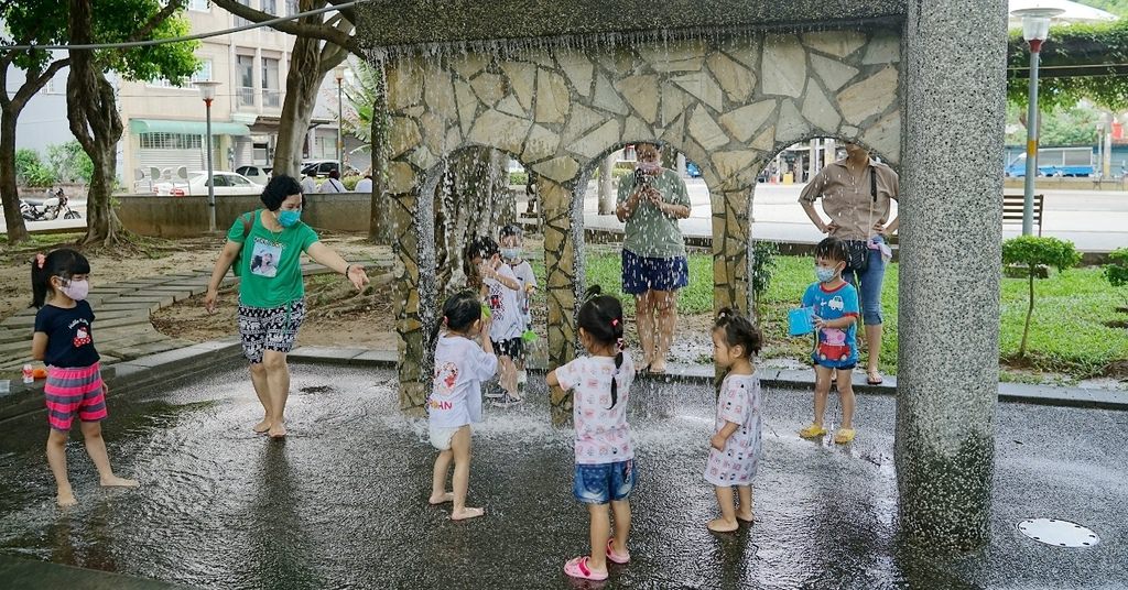 【桃園親子玩水公園推薦】蜜蜂磨石溜滑梯/瓢蟲攀爬架 小巧可愛兒童戲水區 永康公園