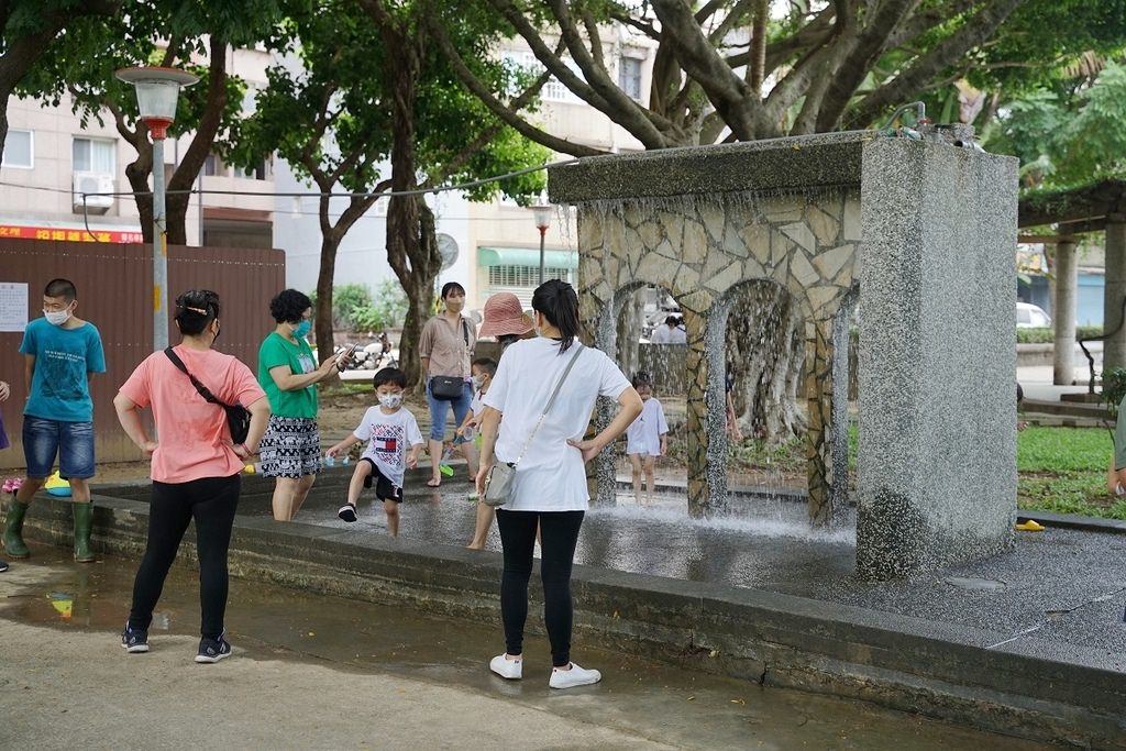 【桃園親子玩水公園推薦】蜜蜂磨石溜滑梯/瓢蟲攀爬架 小巧可愛兒童戲水區 永康公園