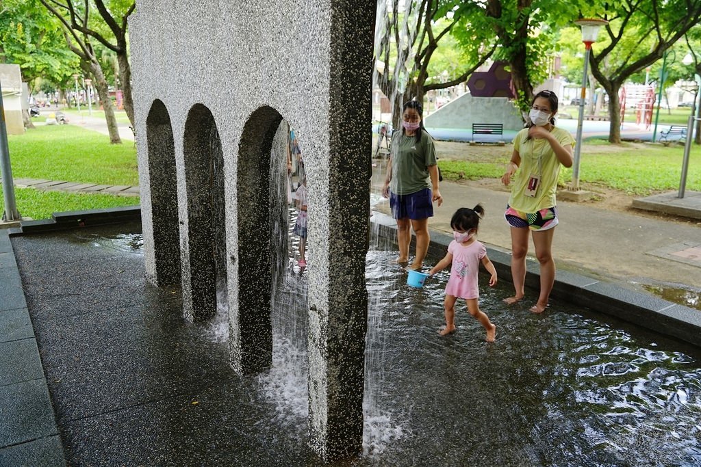 【桃園親子玩水公園推薦】蜜蜂磨石溜滑梯/瓢蟲攀爬架 小巧可愛兒童戲水區 永康公園