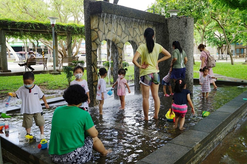 【桃園親子玩水公園推薦】蜜蜂磨石溜滑梯/瓢蟲攀爬架 小巧可愛兒童戲水區 永康公園