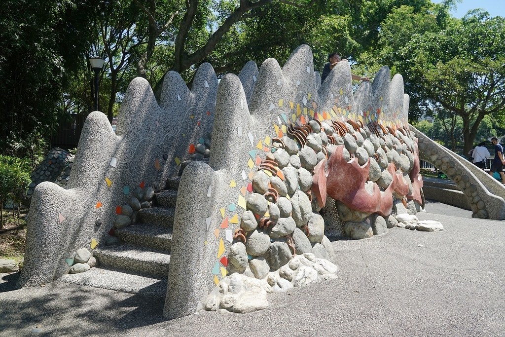 【桃園龍潭玩水景點推薦】巨龍造型兒童戲水區 炎炎夏日戲水趣 桃園龍潭大池兒童戲水區