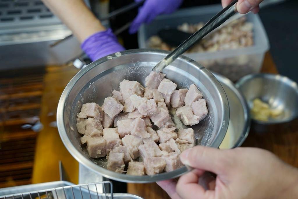 【台中忠孝夜市人氣小吃推薦】真材實料吃得到整顆菱角 美味大甲芋頭芋角酥 菱角俠菱角酥台中忠孝店
