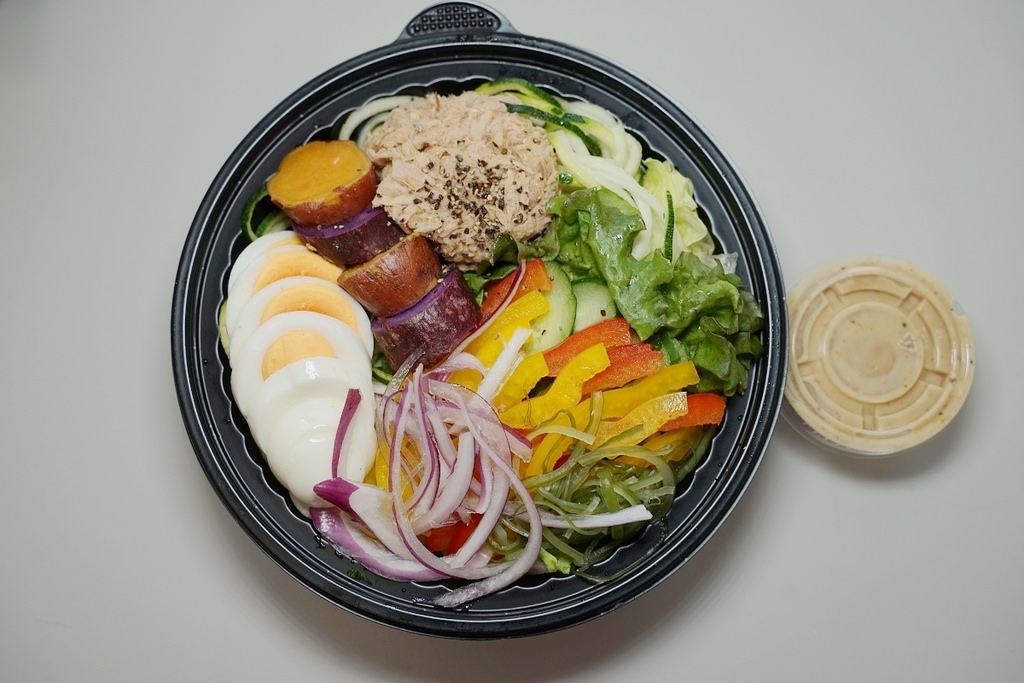 【桃園新永和市場便當推薦】營養餐盒沙拉盒子 獨特櫛瓜冷麵超美味 拾食味