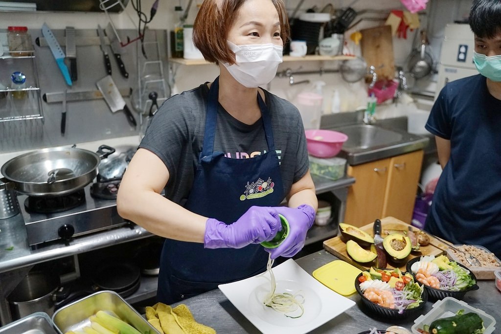 【桃園新永和市場便當推薦】營養餐盒沙拉盒子 獨特櫛瓜冷麵超美味 拾食味