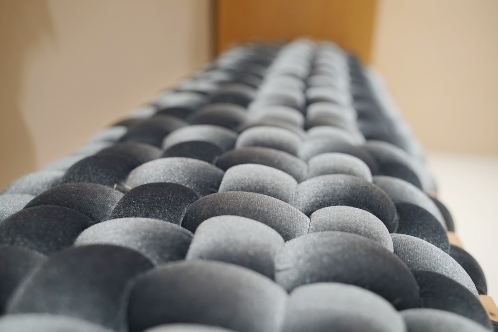 【設計家具推薦】DOLCE FAR NIENTE 無所事事的美好 Knots Studio Velvet Woven Bench 天鵝絨編織長凳