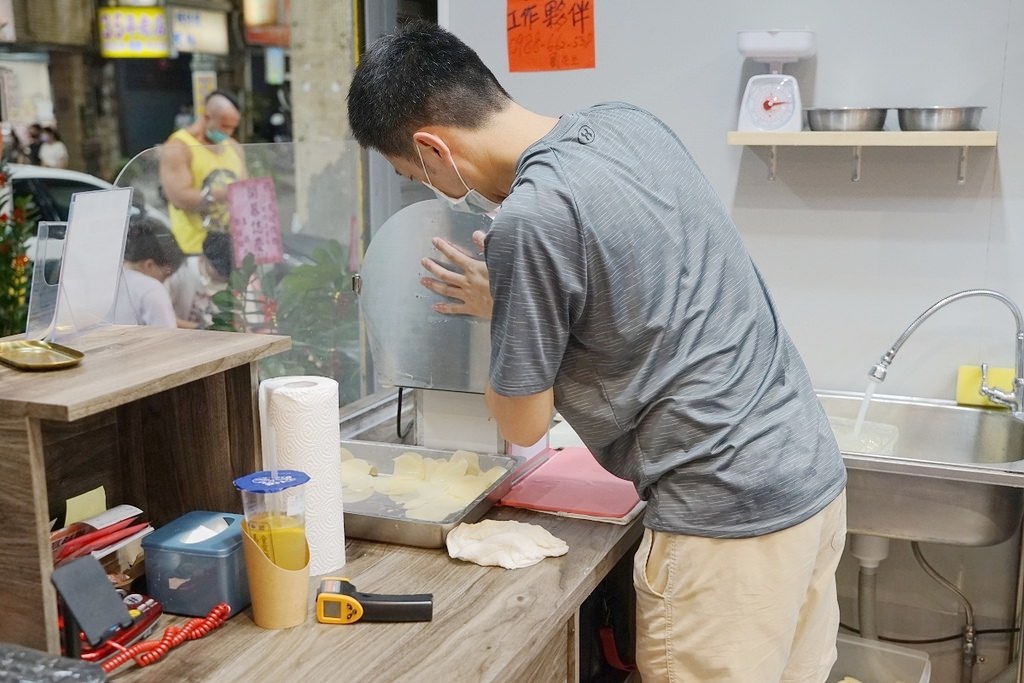 【新竹城隍廟美食推薦】現點現切現炸洋芋片 獨特灑粉沾醬更美味 ToBe+ 兔彼炸物新竹店