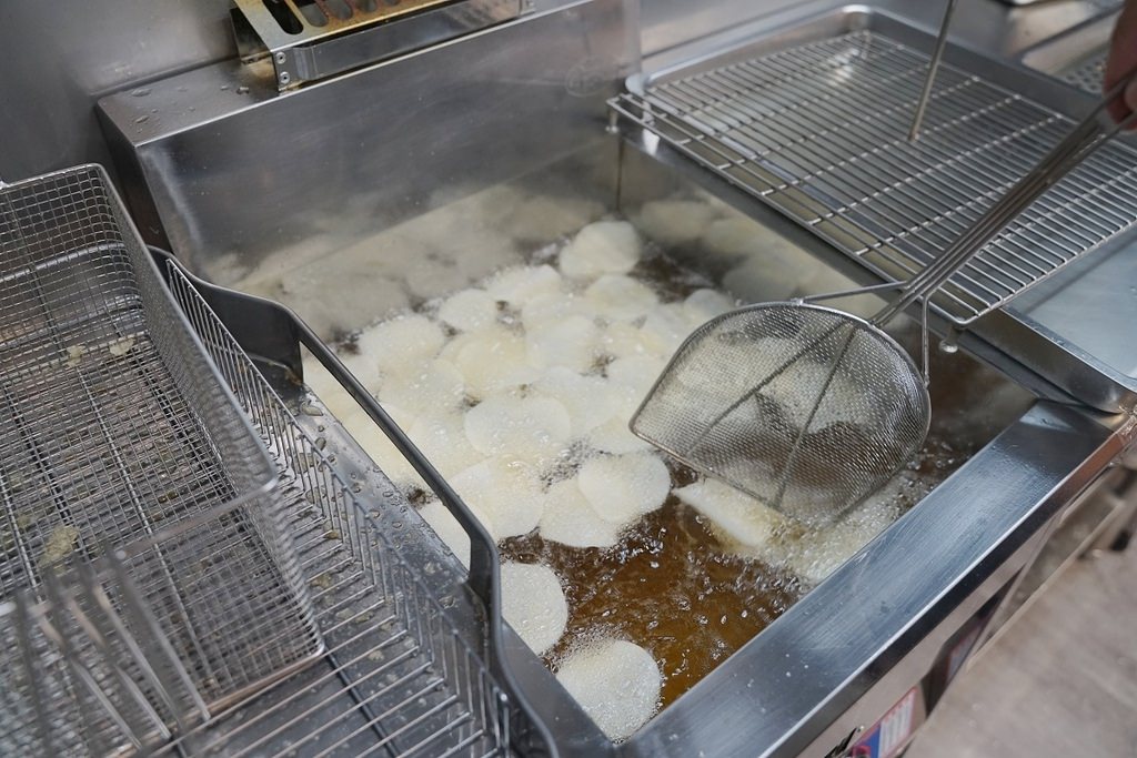 【新竹城隍廟美食推薦】現點現切現炸洋芋片 獨特灑粉沾醬更美味 ToBe+ 兔彼炸物新竹店