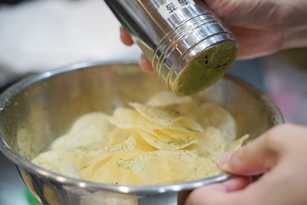 【新竹城隍廟美食推薦】現點現切現炸洋芋片 獨特灑粉沾醬更美味 ToBe+ 兔彼炸物新竹店