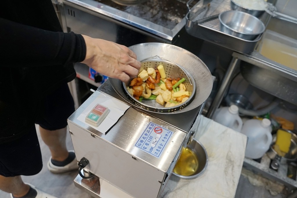 【新竹城隍廟美食推薦】現點現切現炸洋芋片 獨特灑粉沾醬更美味 ToBe+ 兔彼炸物新竹店