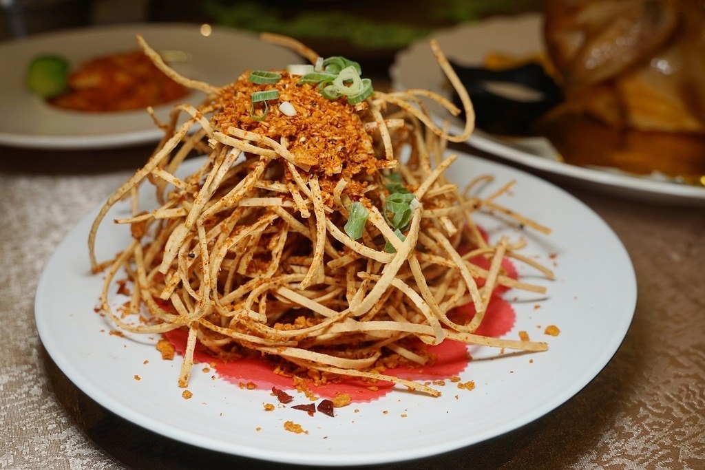 【宜蘭礁溪烤雞推薦】皮脆肉嫩苗栗黑羽土雞 免費停車網美用餐環境 皇家花園餐廳