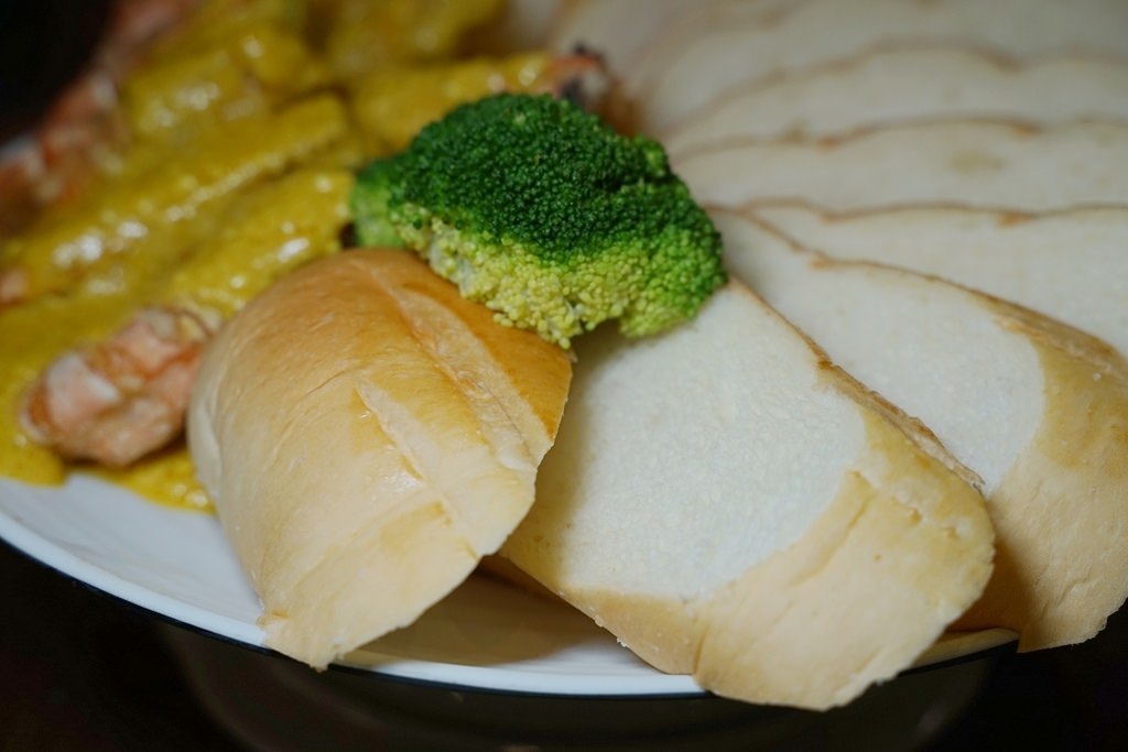 【宜蘭礁溪烤雞推薦】皮脆肉嫩苗栗黑羽土雞 免費停車網美用餐環境 皇家花園餐廳