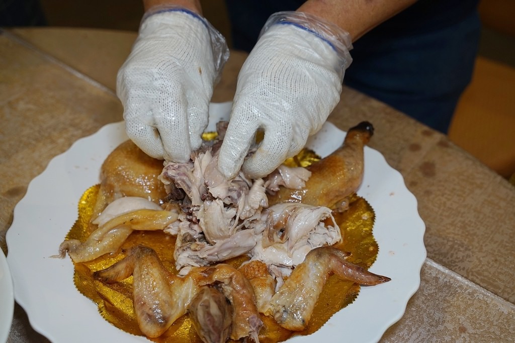 【宜蘭礁溪烤雞推薦】皮脆肉嫩苗栗黑羽土雞 免費停車網美用餐環境 皇家花園餐廳