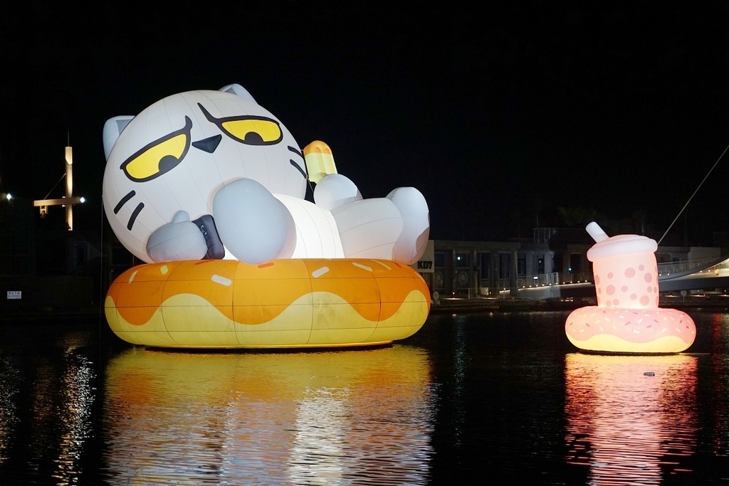 【高雄免費景點推薦】台灣IP ‧ 高雄原創 聊療漂漂河 無所事事小海豹超大型充氣裝置
