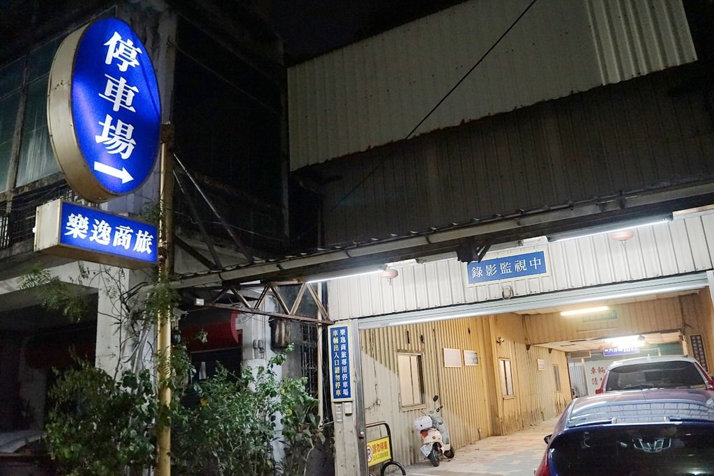 【高雄火車站住宿飯店推薦】台灣職棒迷必住 全館珍藏球星實戰球衣/簽名棒球牆 樂逸文旅六合夜市棒球館