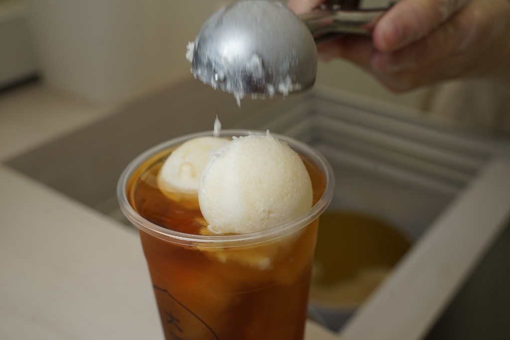 【高雄手搖飲料店推薦】超好喝金鑽鳳梨迷媚鳳茶 南台灣小農檸檬冰沙 大王冰鋪高雄自強三路店