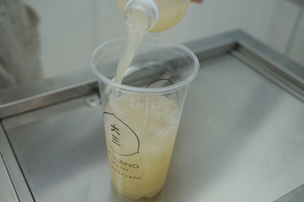 【高雄手搖飲料店推薦】超好喝金鑽鳳梨迷媚鳳茶 南台灣小農檸檬冰沙 大王冰鋪高雄自強三路店