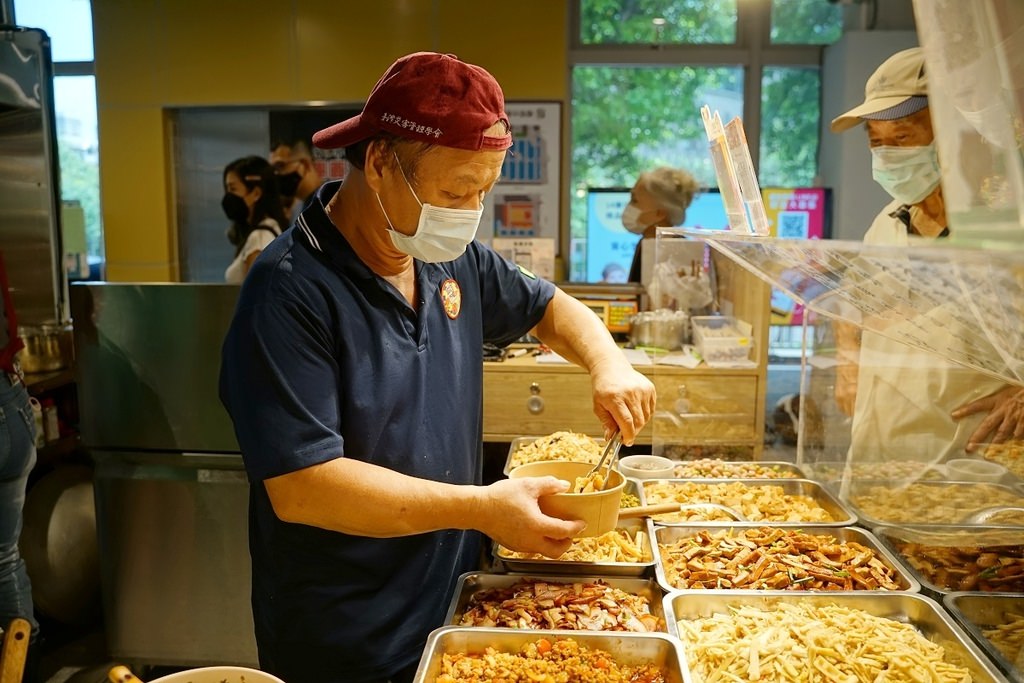 【台北成功市場美食推薦】真材實料海鮮米線 現炒現煮人氣餐盒 滷味灶咖