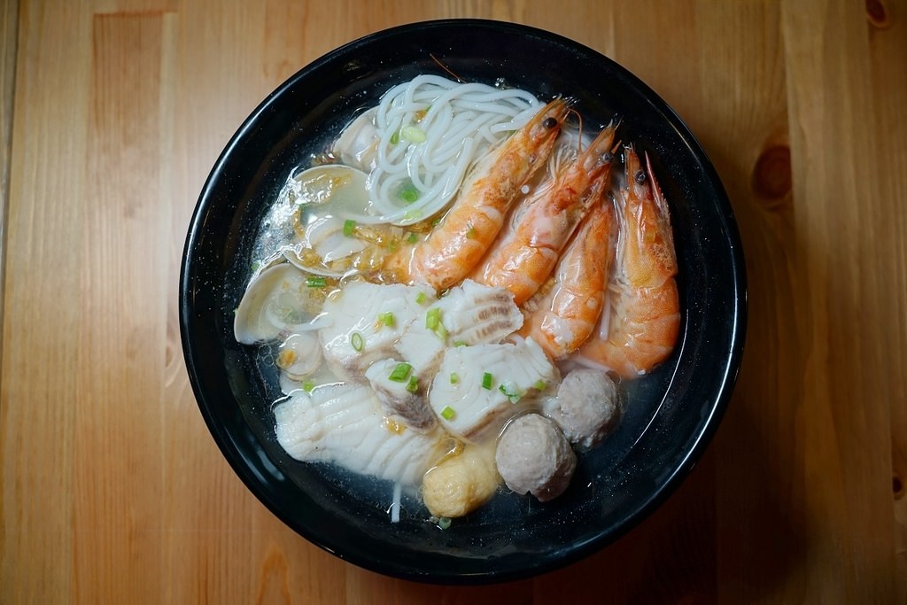 【台北成功市場美食推薦】真材實料海鮮米線 現炒現煮人氣餐盒 滷味灶咖