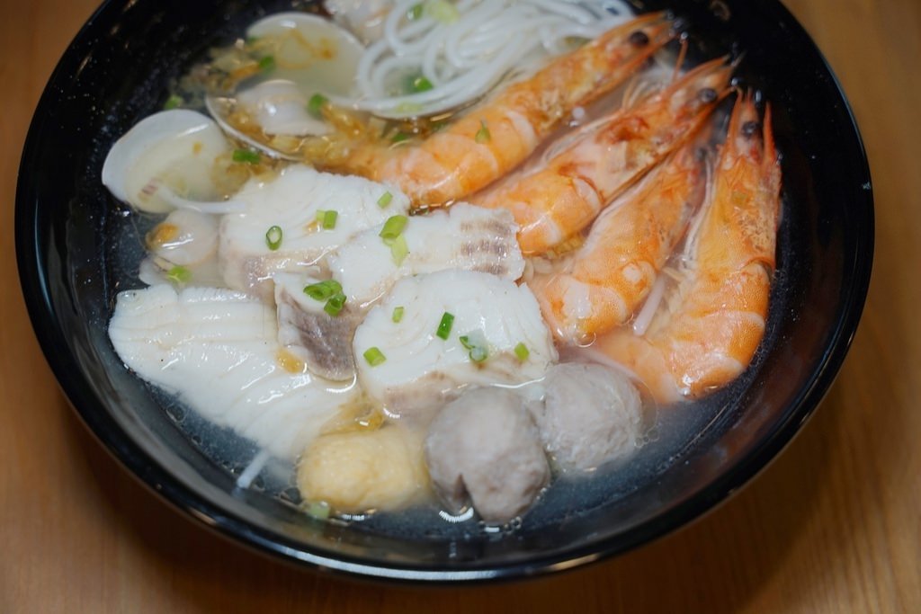 【台北成功市場美食推薦】真材實料海鮮米線 現炒現煮人氣餐盒 滷味灶咖