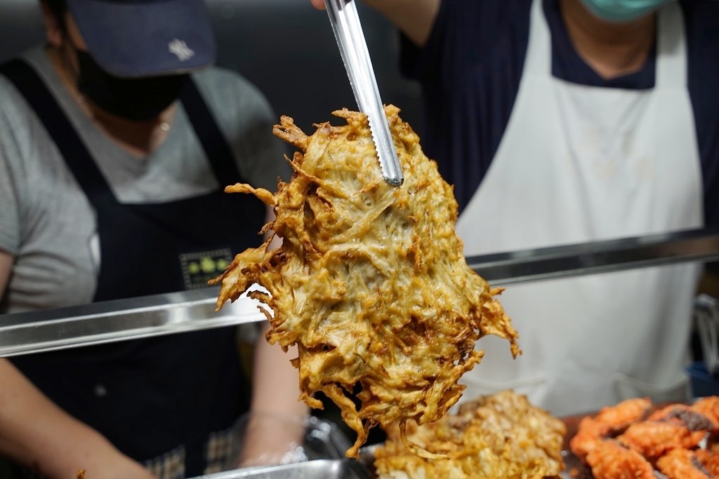 【台北成功市場炸物推薦】比臉大牛蒡天婦羅 酥脆可口易牙居海鮮卷 雞籠天婦羅
