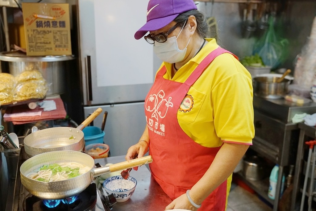 【台北成功市場麵店推薦】現點現煮一極棒海鮮麵 超美味濃郁湯頭 銘記美食